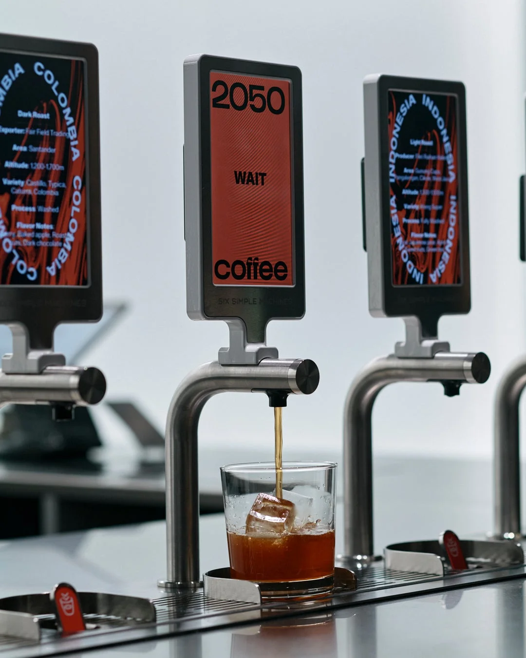 モダンなコーヒーディスペンサーからコーヒーが注がれている様子