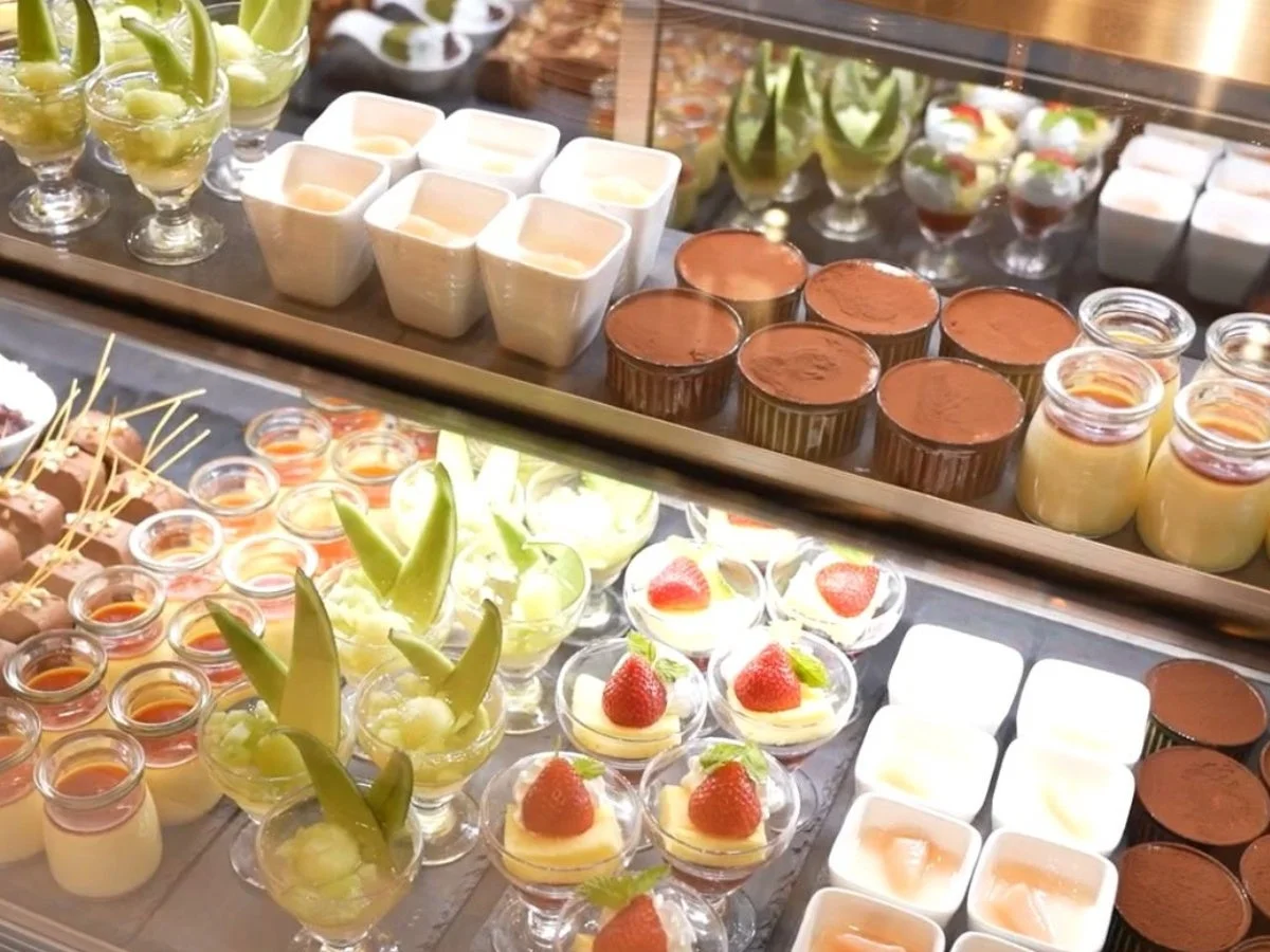 様々なドルチェが並ぶショーケース