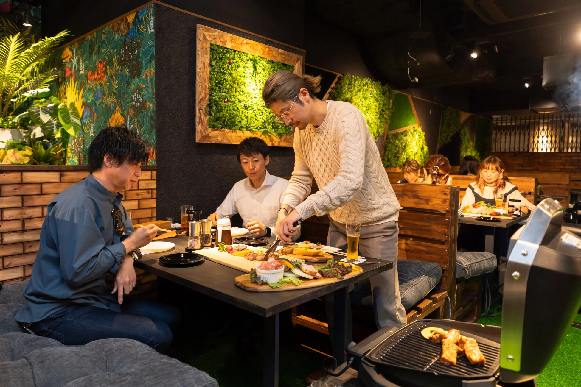 屋内でBBQを楽しむ人々
