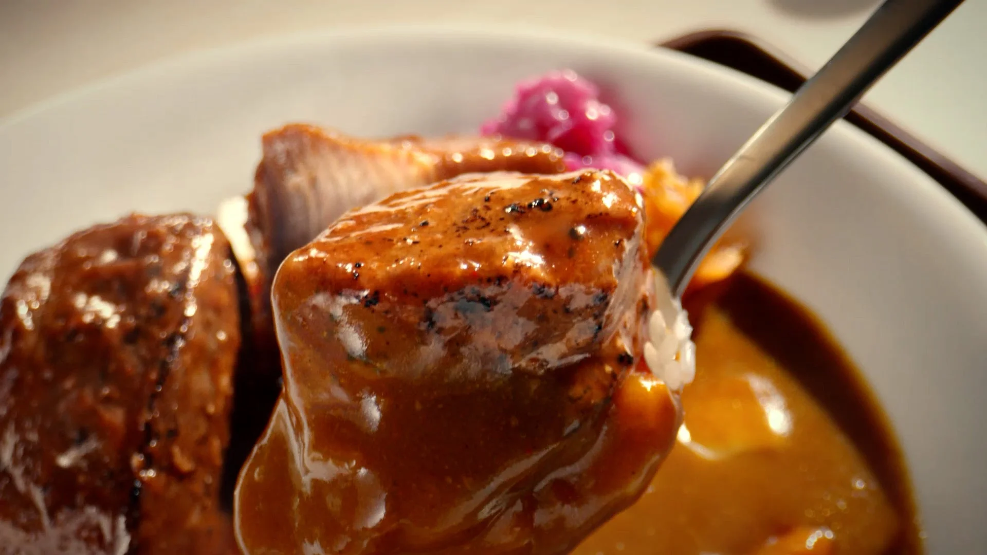 バーベキューソースがかかった肉とカレー