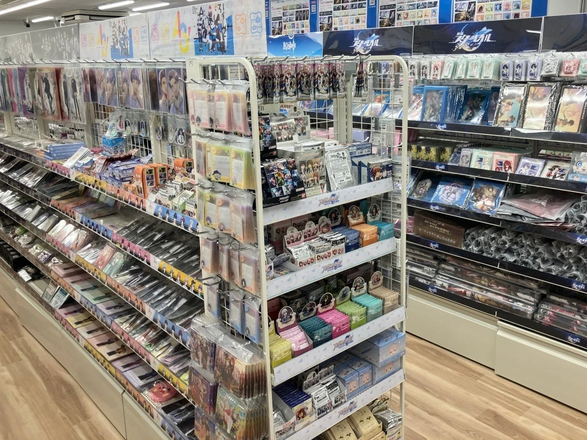 ゲーム作品のグッズが並ぶ棚