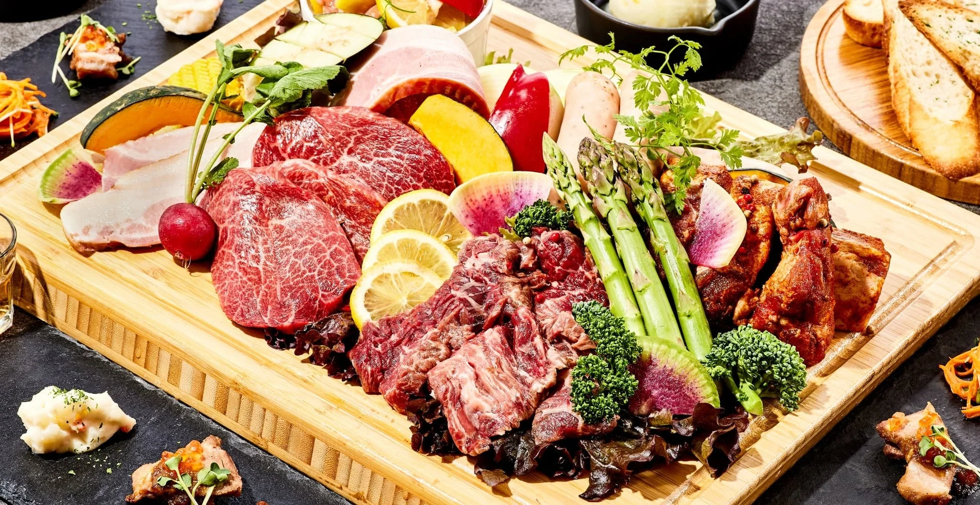 豪華な肉と野菜のプレート