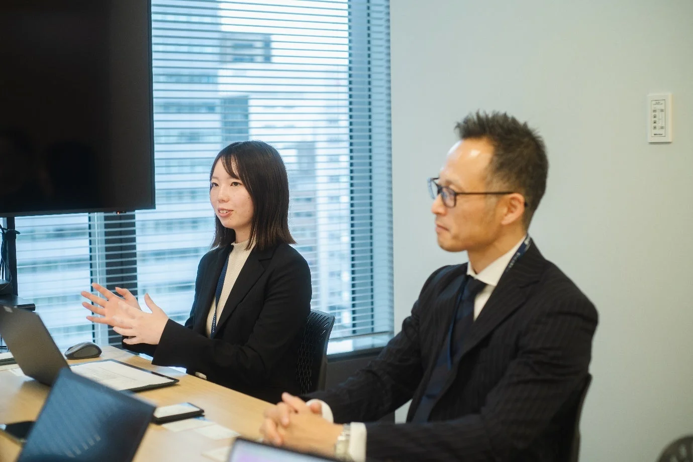 会議室で話し合うビジネスパーソン
