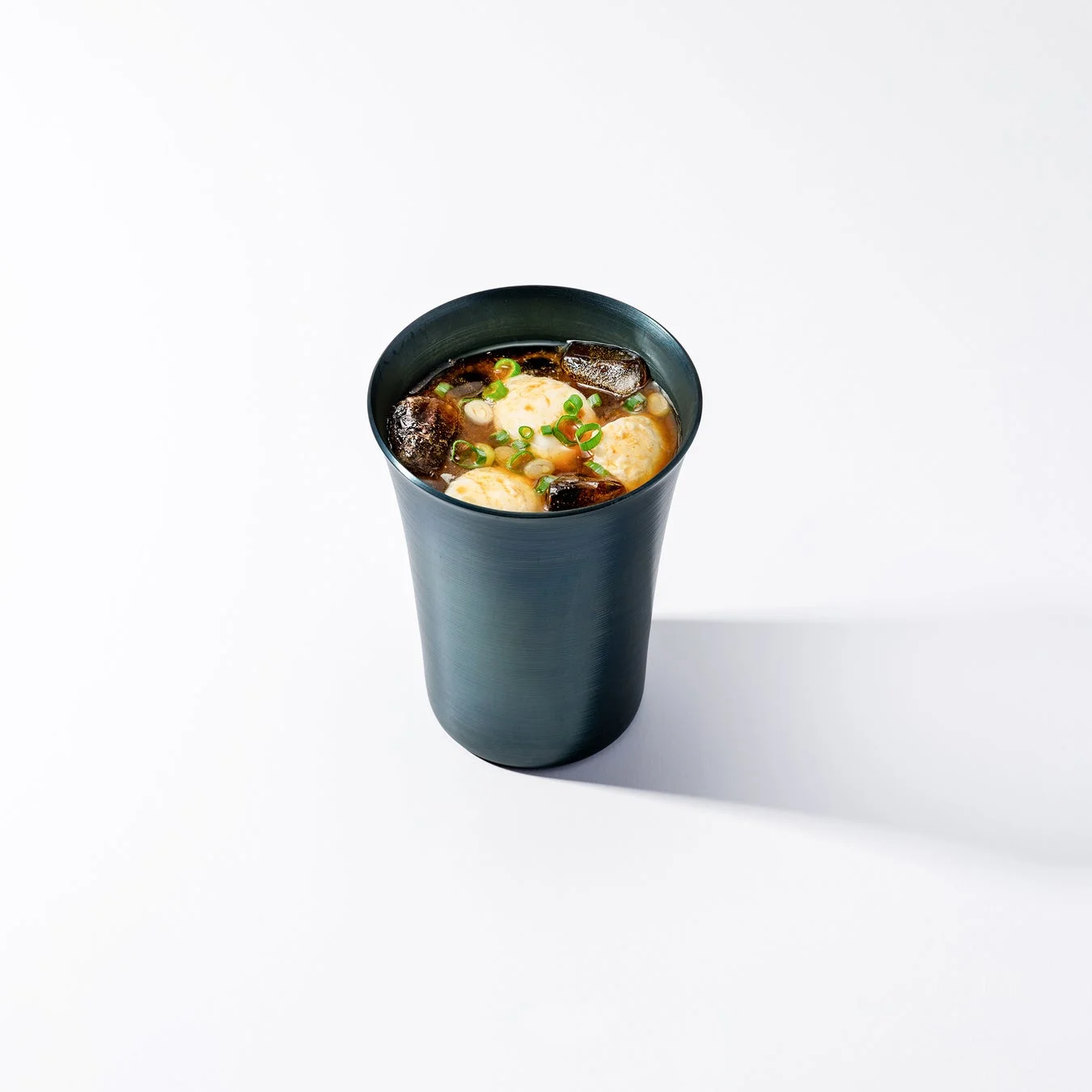 食べ物、料理、スープ、汁物、和食、椀物、団子、つみれ、きのこ、ネギ、黒い器、白い背景、シンプル、クローズアップ
