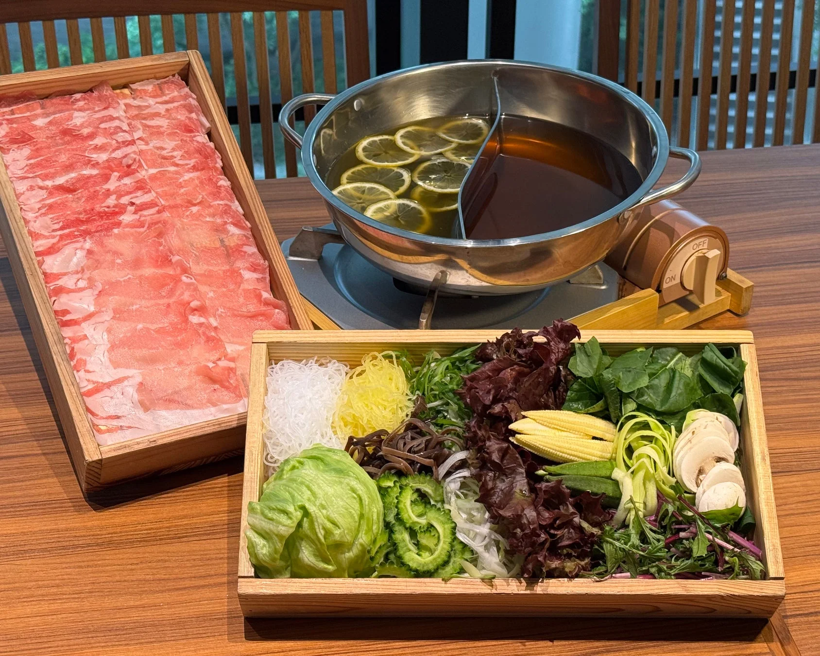 二種類の出汁が入った鍋と食材