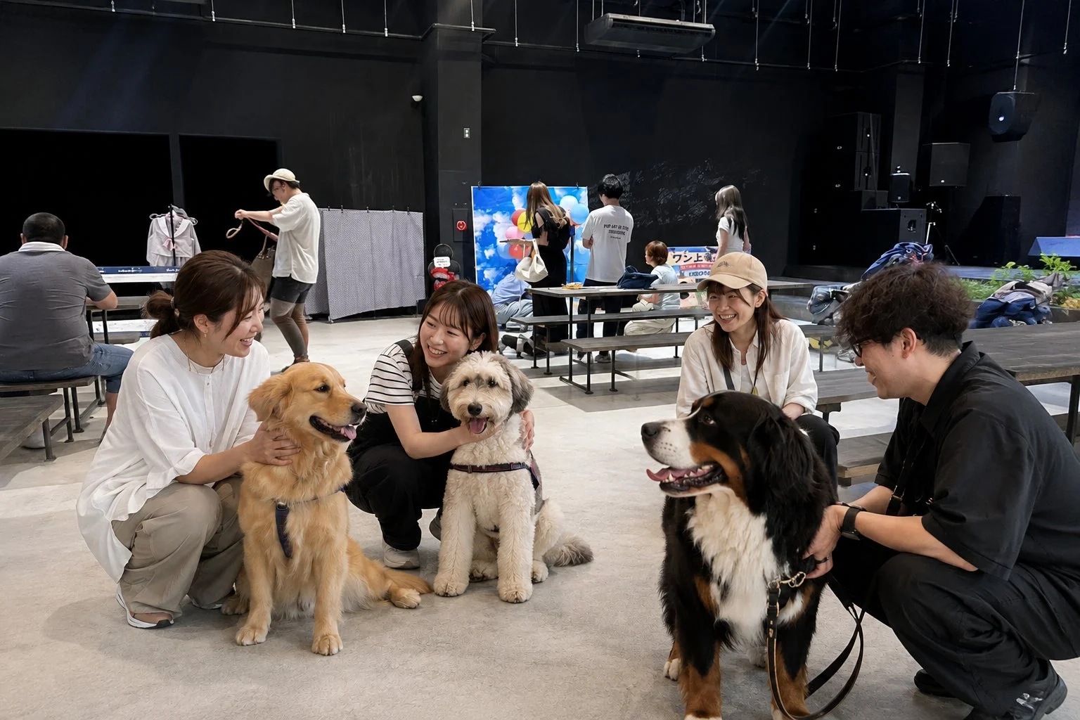 イベントで交流を楽しむ大型犬と飼い主たち