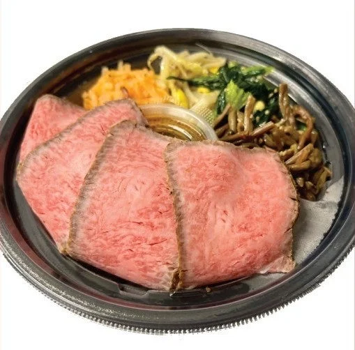 薄切りにされたローストビーフが主役の弁当