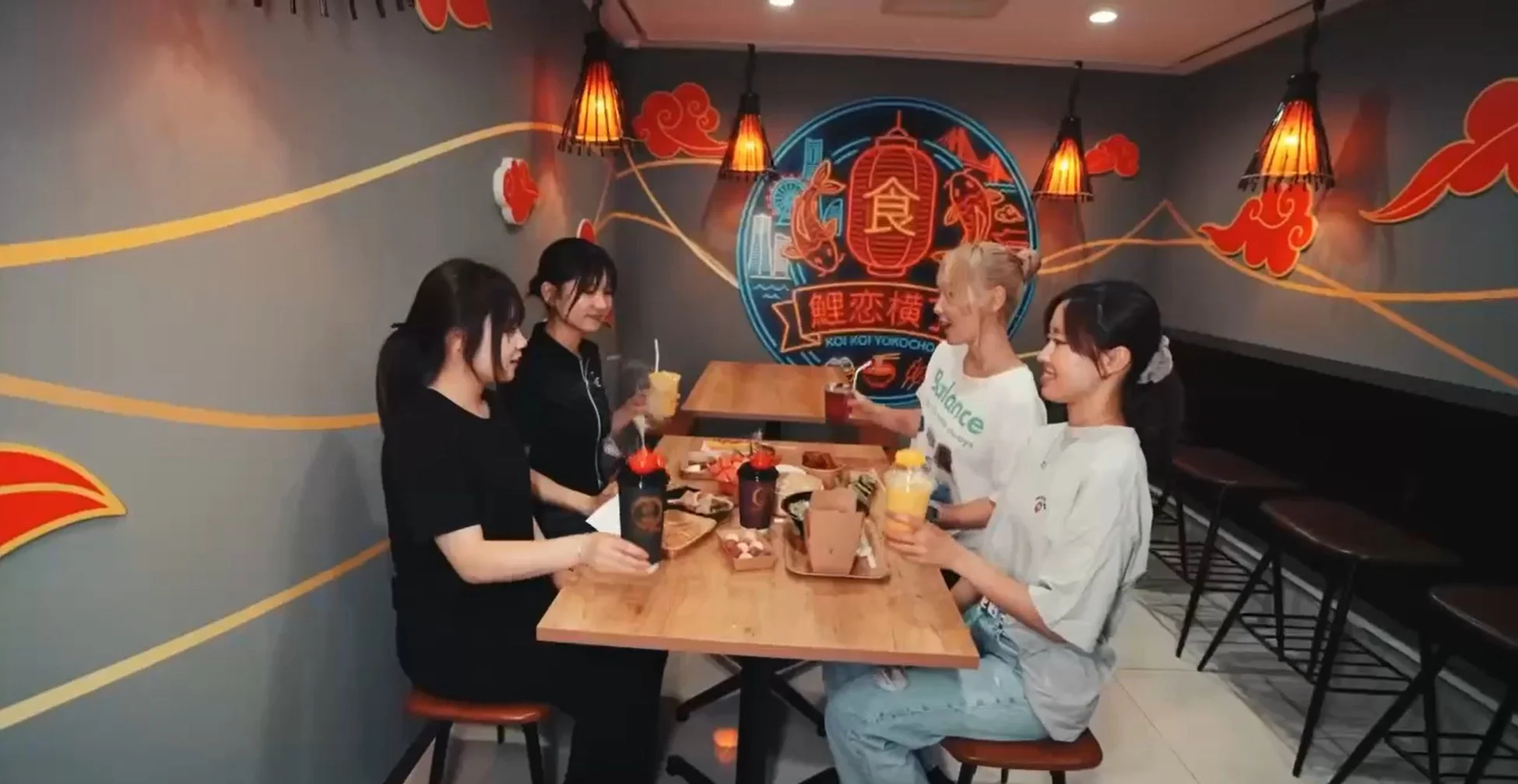 店内で食事を楽しむ女性たち