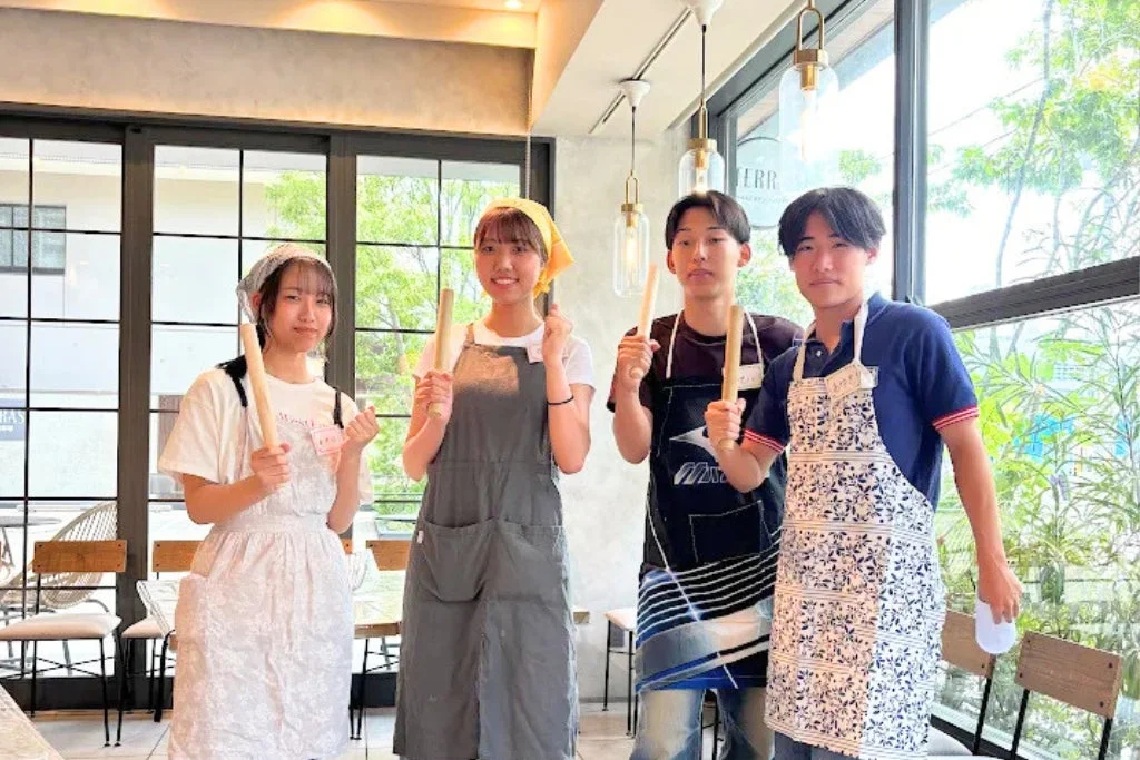 パン作りを楽しむ若者グループ