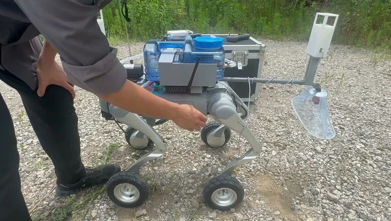 ロボットと人、遠景