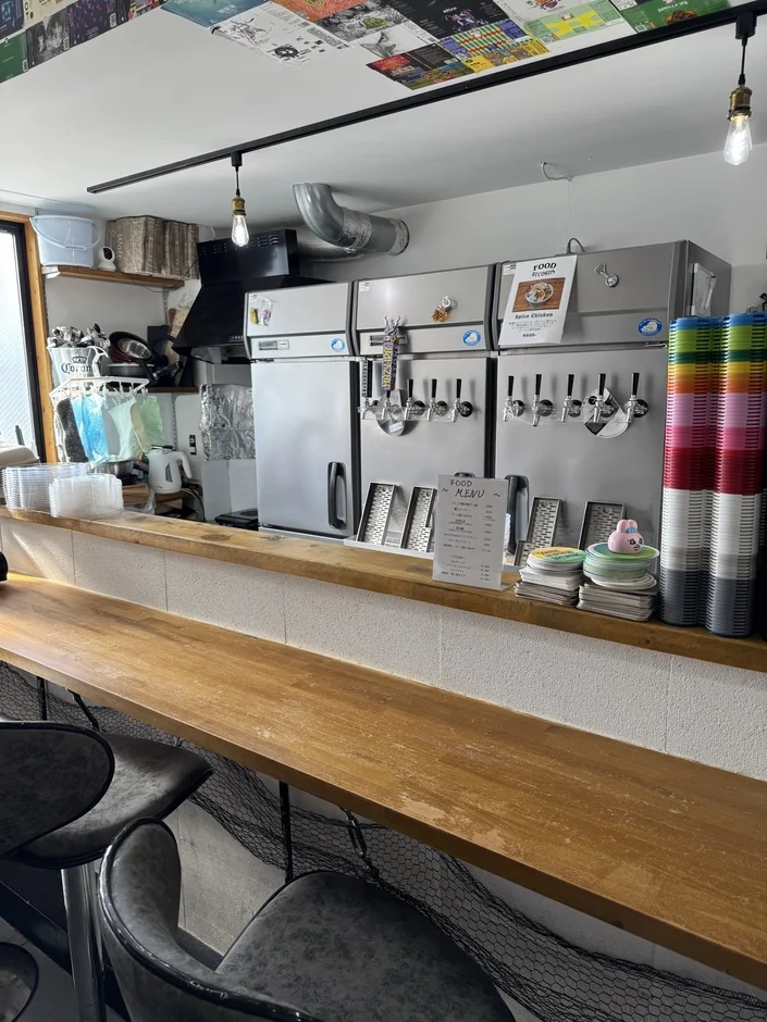 カジュアルな雰囲気の飲食店内部