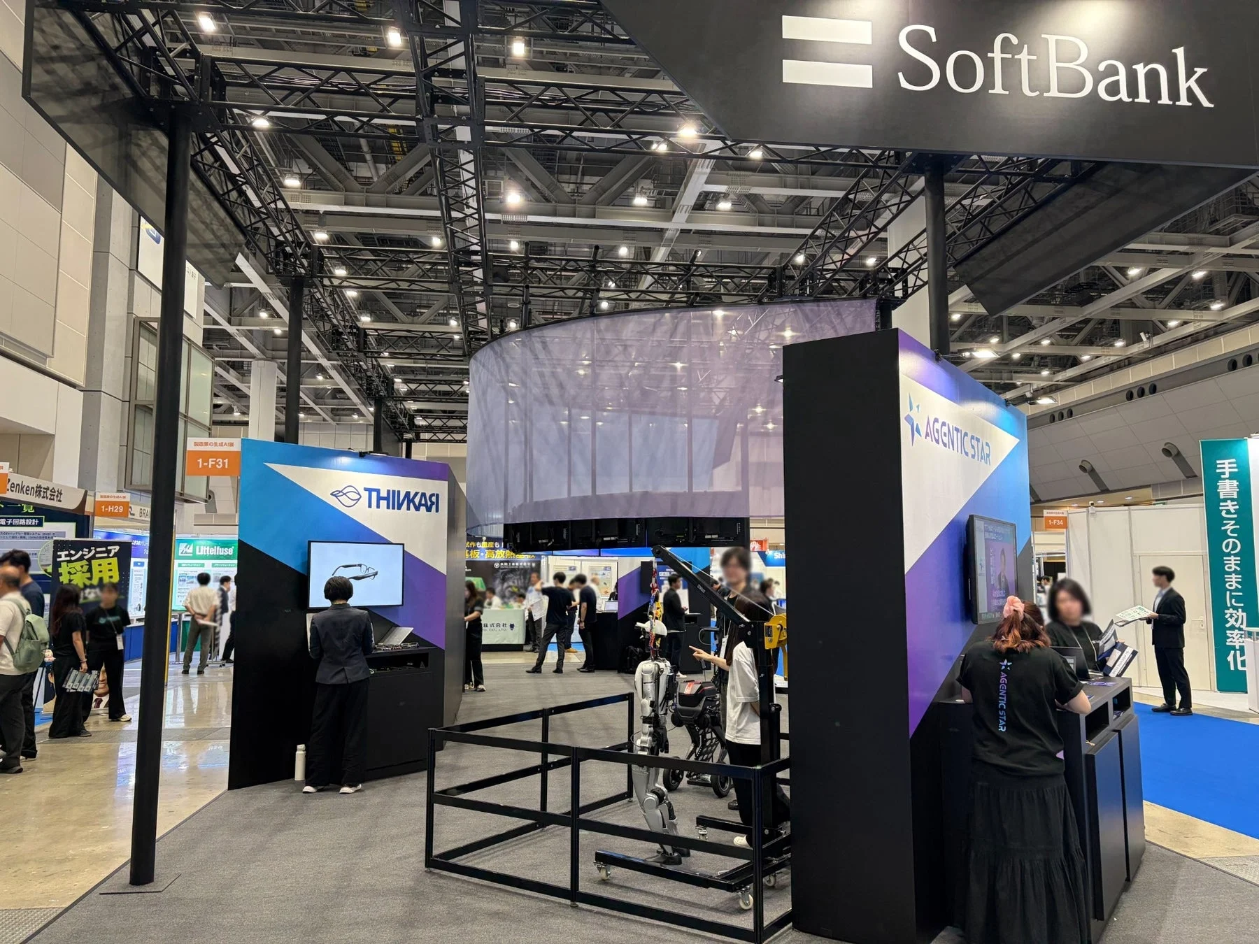 SoftBankブースでのAiLENS V1展示風景