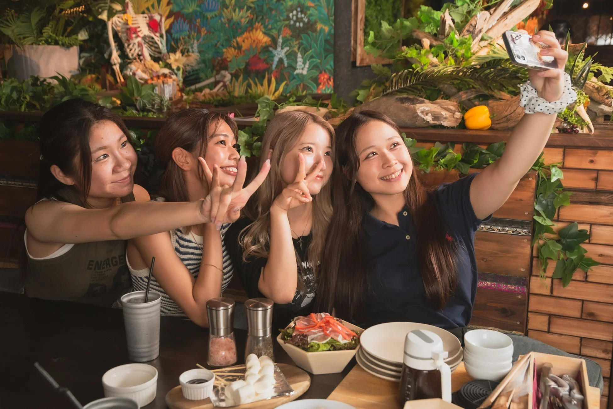 店内での女性たちの自撮り